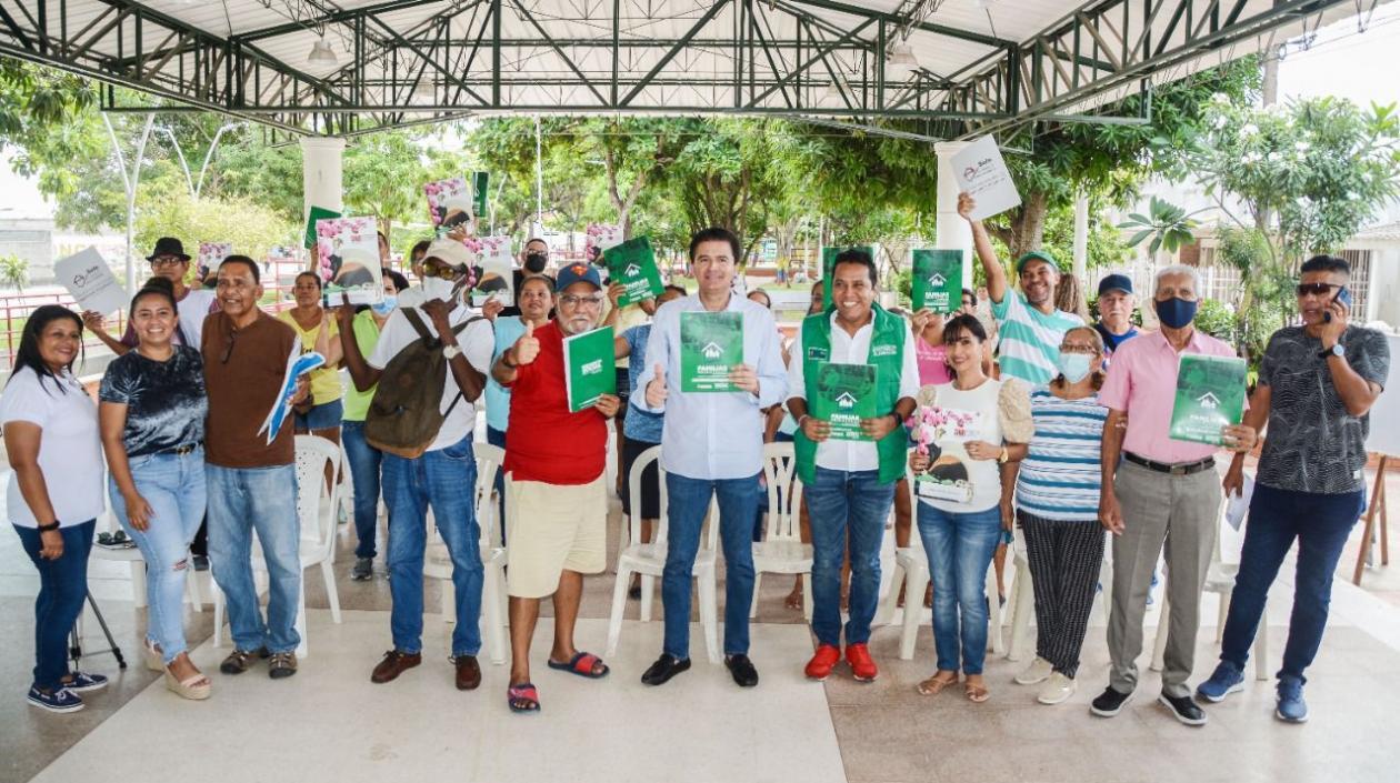 Alcalde Rodolfo Ucrós entregando títulos de propiedad. 