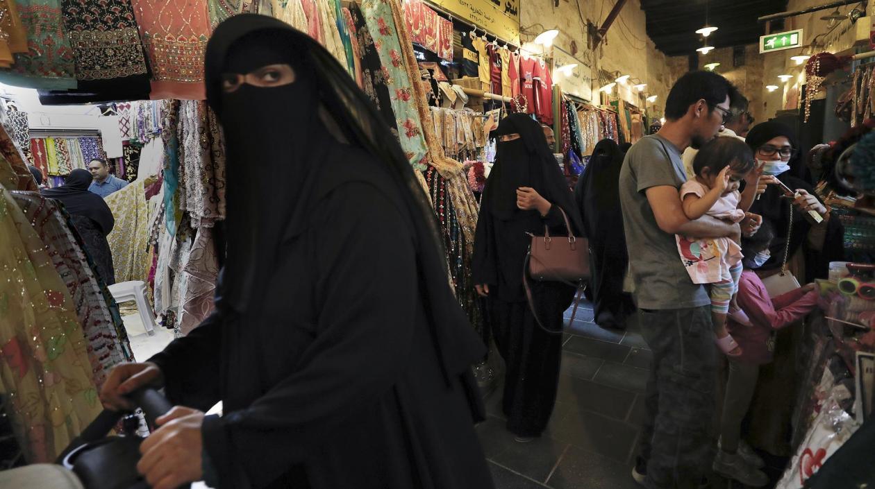 Ciudadanos de Doha, principal sede del Mundial de Qatar 2022.