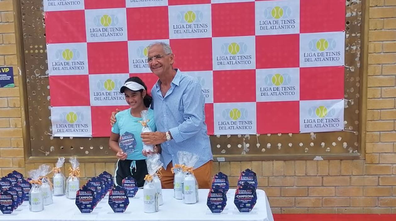 Daniela Franco, campeona, al lado de Juan Abuchaibe, presidente de la Liga de Tenis del Atlántico. 
