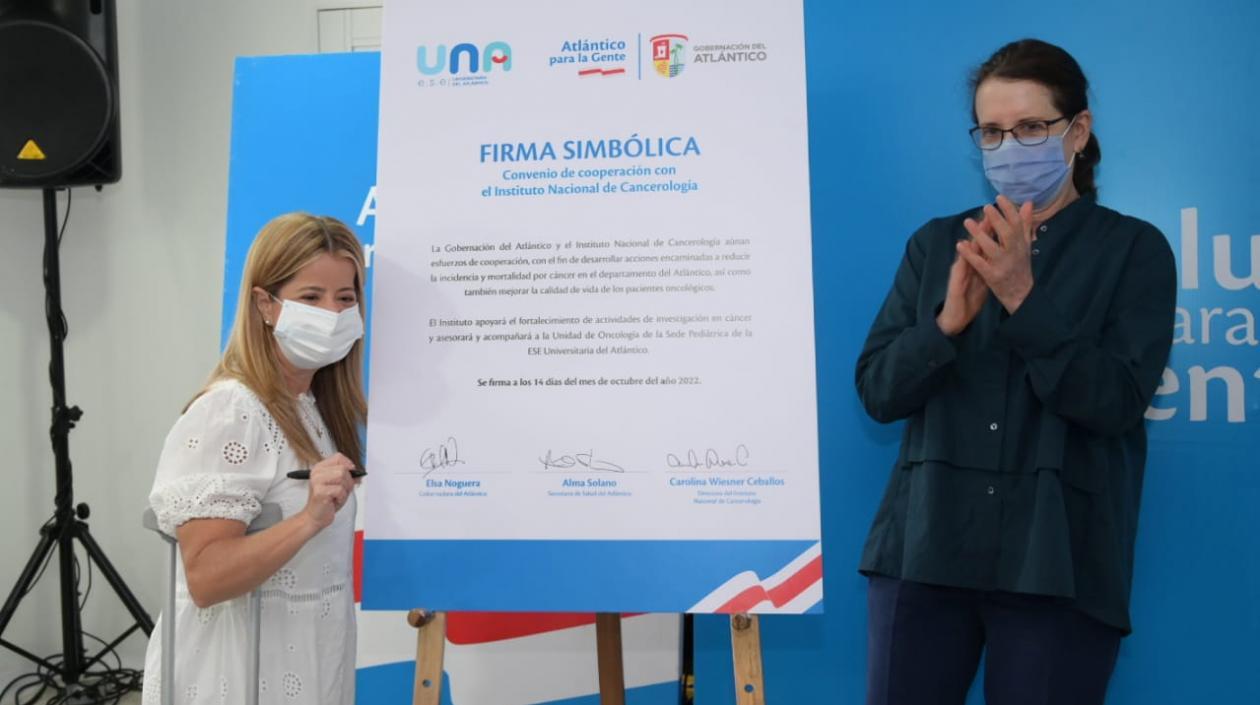 Gobernadora Elsa Noguera junto a la Carolina Wiesner. 