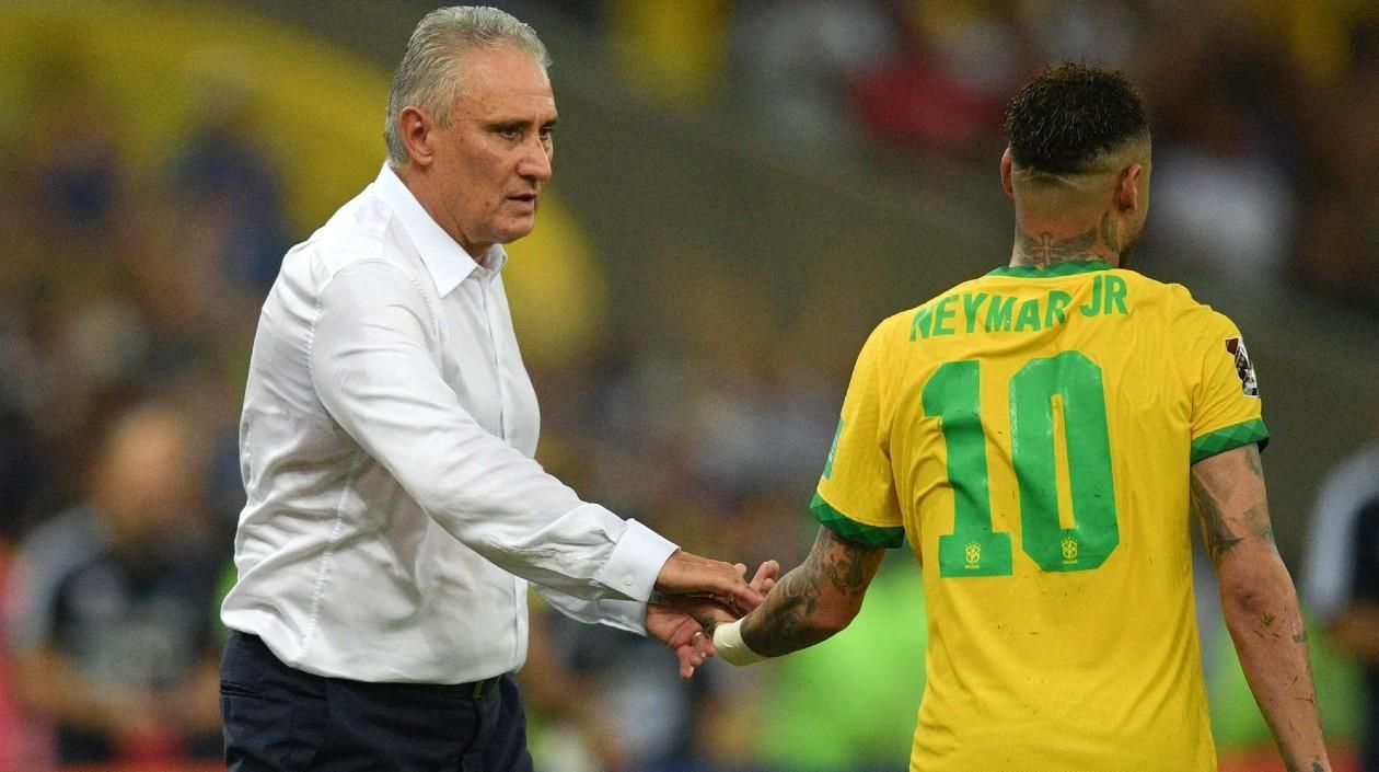 Tite, técnico de Brasil, y Neymar. 
