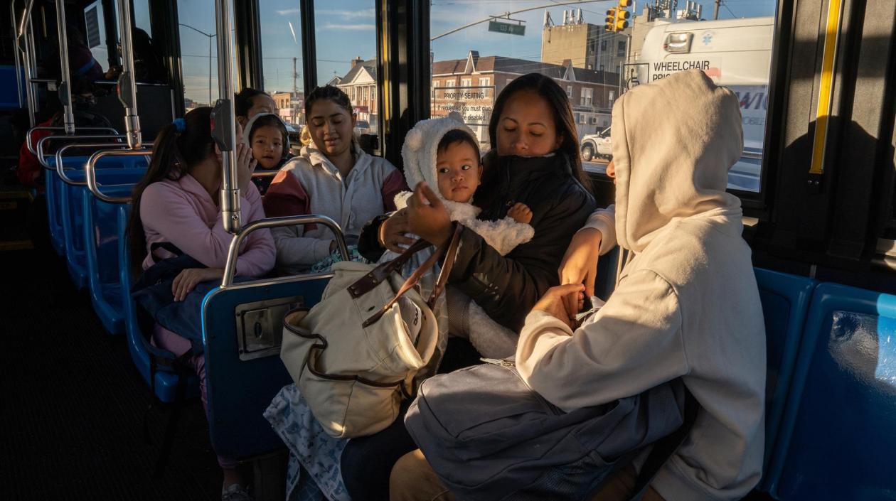 La venezolana Aurimar Medina viaja en autobús con su bebé en Nueva York.