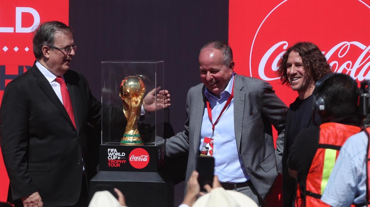 Marcelo Ebrard, canciller de México, con el trofeo de la Copa del Mundo.