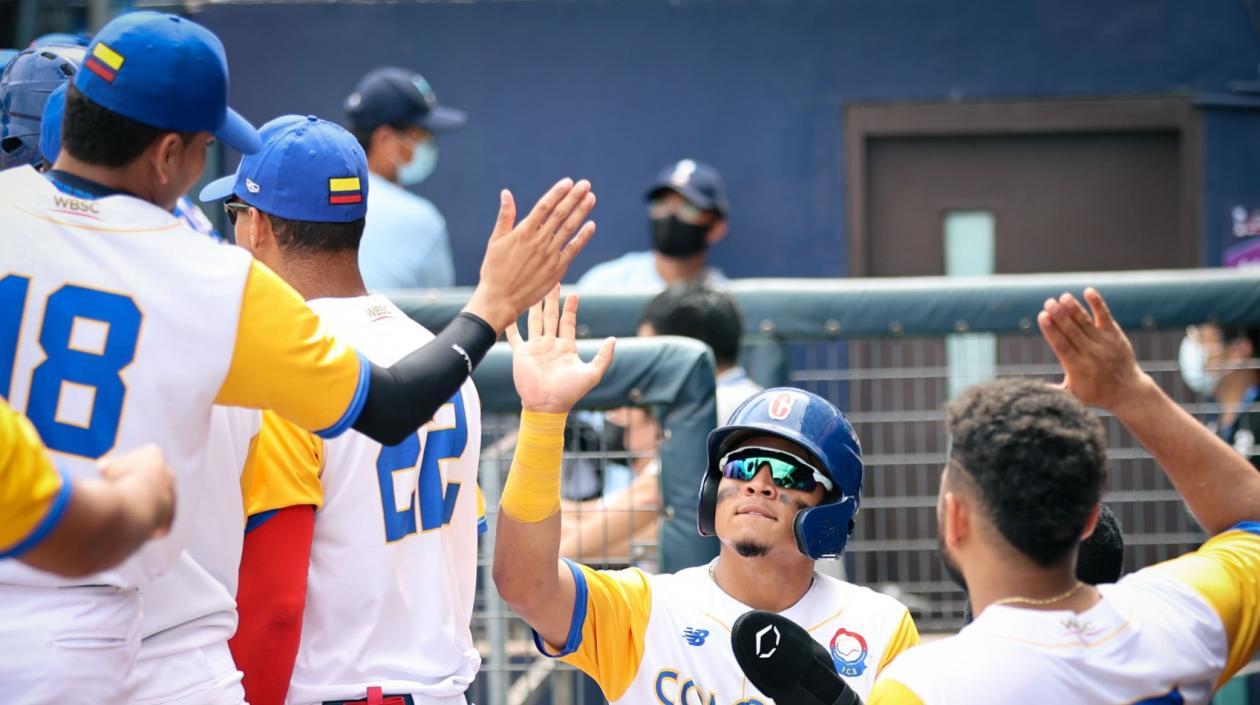 Roger Caraballo es felicitado por sus compañeros. 