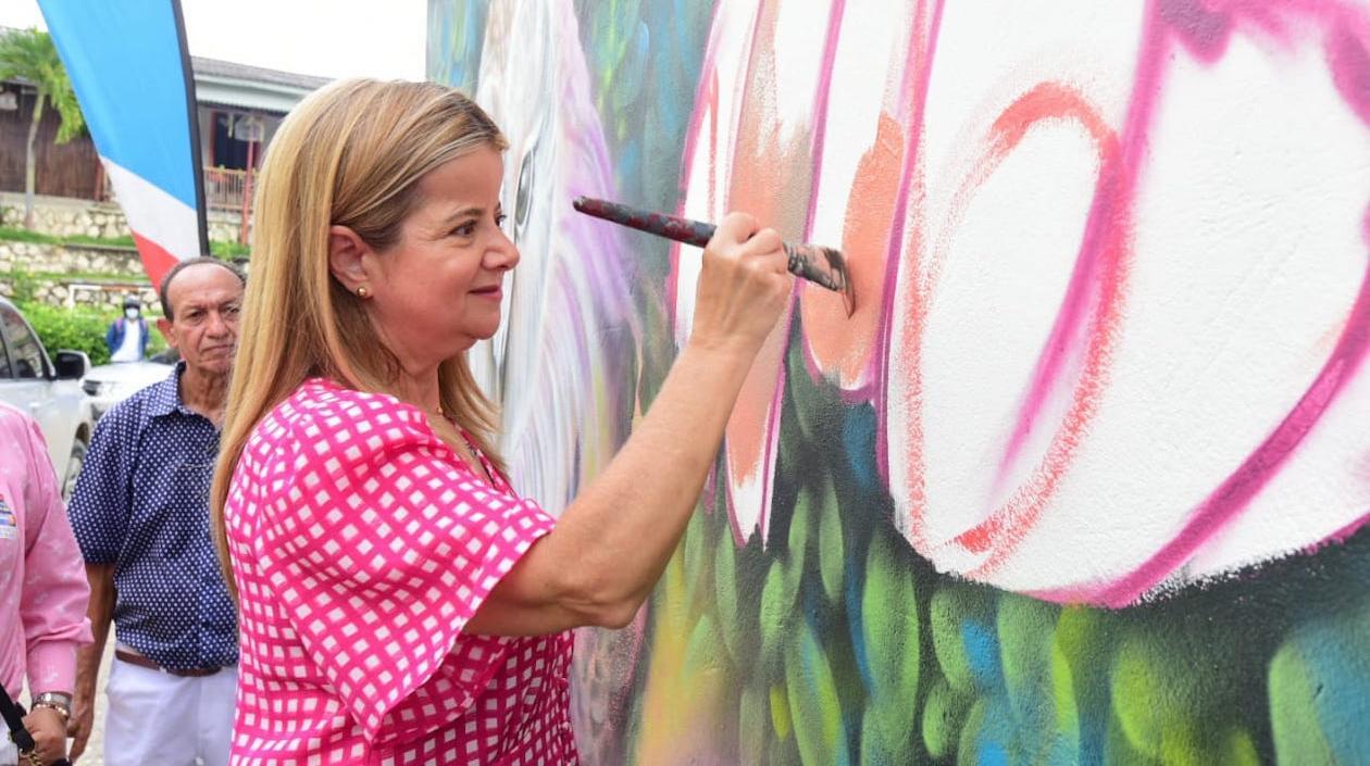 La Gobernadora Elsa Noguera participando en la actividad mural.