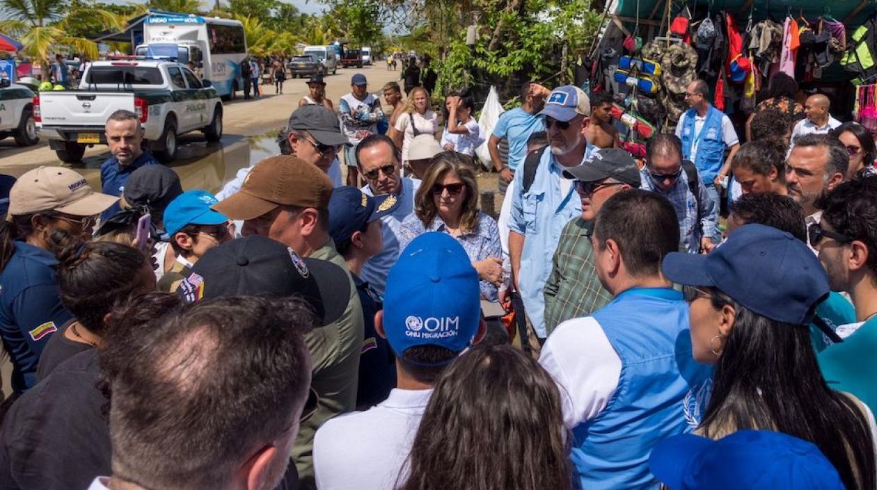 El Embajador estadounidense durante su visita a la crítica zona.