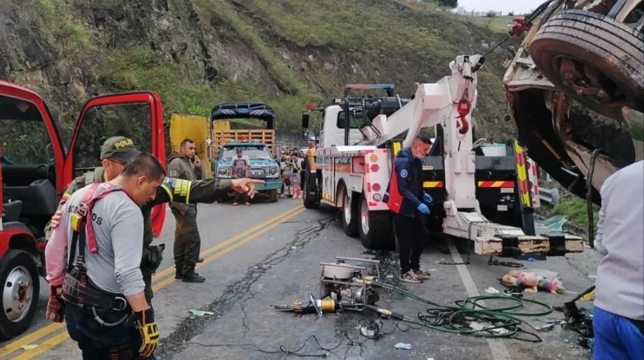 Autoridades revisan el bus de Transipiales accidentado el sábado en la noche en Nariño.