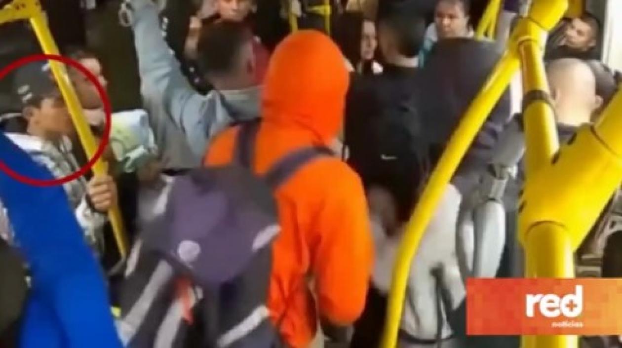 Gustavo Adolfo Agámez (en el círculo) en plena discusión entre pasajeros de Transmilenio