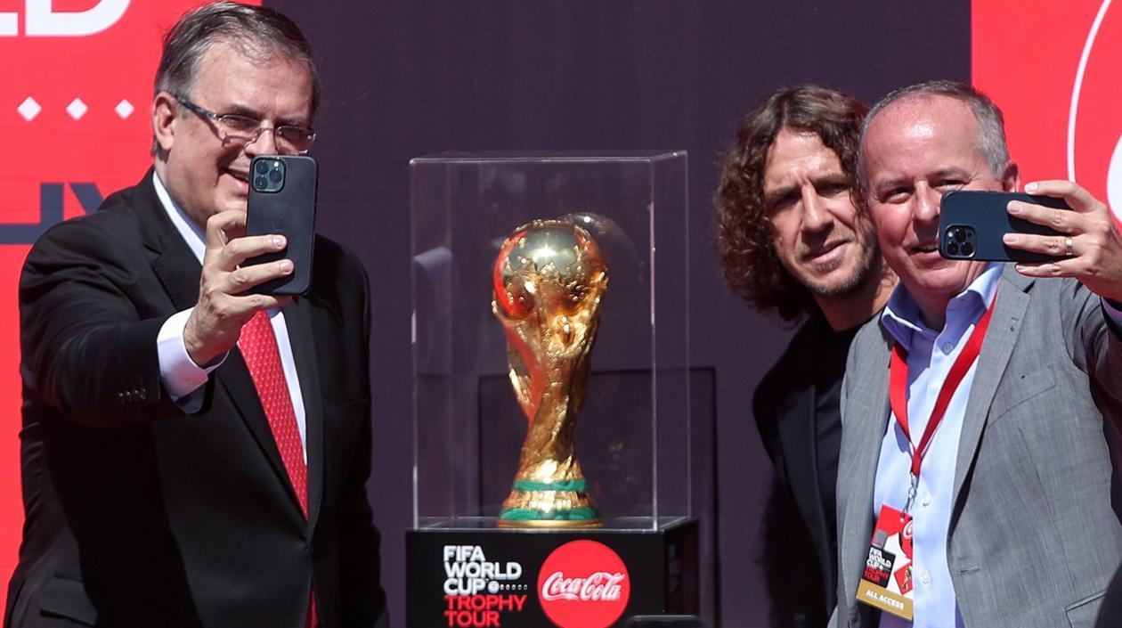 Directivos de la organización exhibiendo la copa.