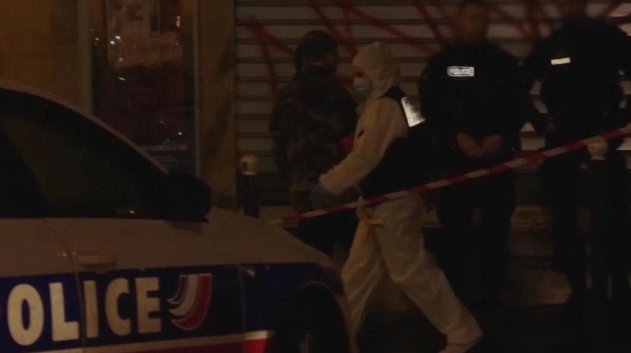 Policías de París en la zona en donde fue hallada la maleta con el cuerpo de la niña.