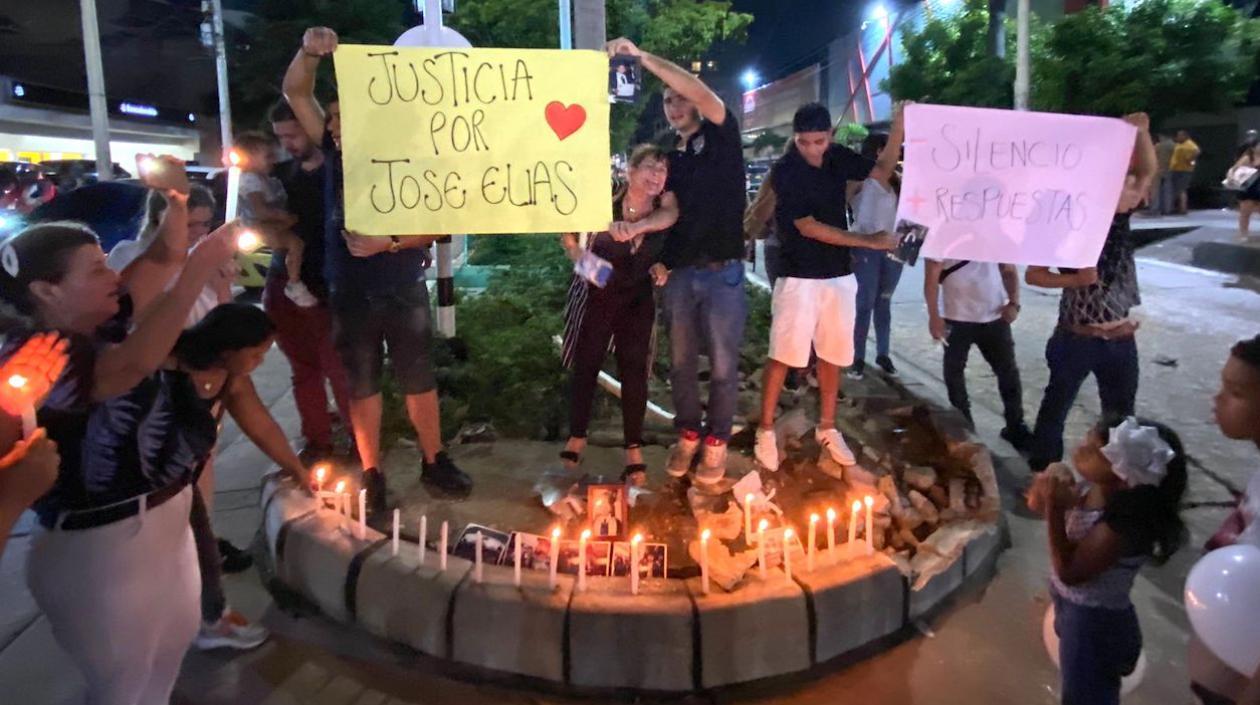 Velatón en el lugar del accidente para clamar justicia.