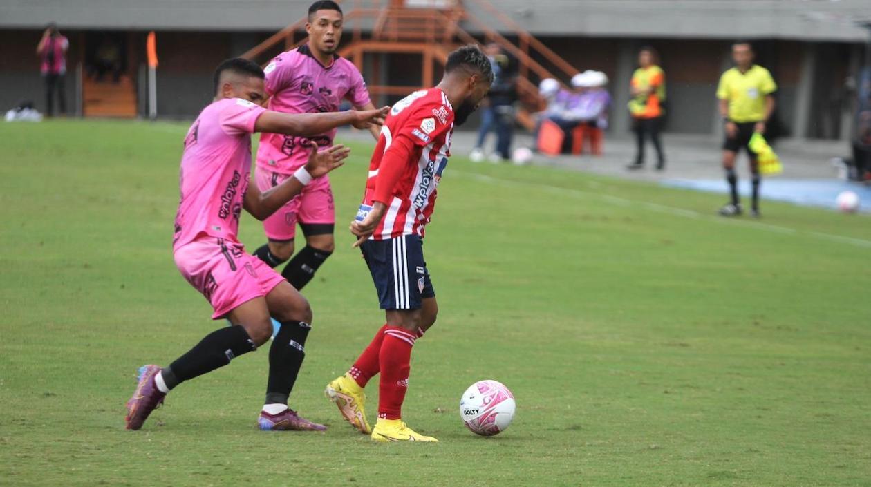 Luis 'Cariaco' González enfrentando la marca antioqueña.