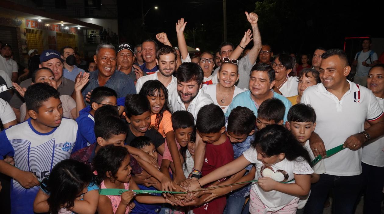 El alcalde Jaime Pumarejo cortó la cinta inaugural de las vías junto a los niños de Sevilla Real.