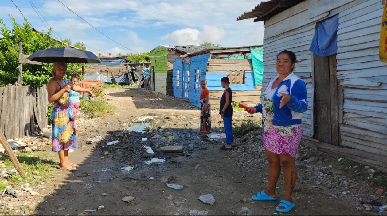 Ruby Salgado apila los sacos con botellas que recicló del basurero.