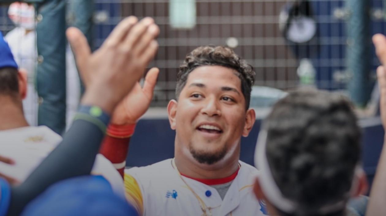 Jair Camargo celebra tras su cuadrangular. 