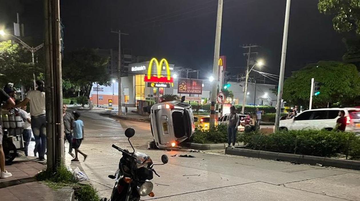 La camioneta volcada tras el accidente.