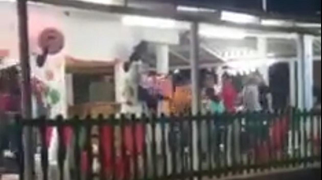 El altercado en el negocio de comidas rápidas.