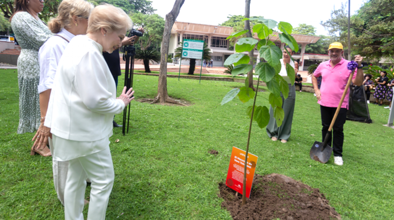 Vera de Tcherassi y el Director de Clena Juan José Jaramillo, sembrando el árbol de Macondo en Uninorte.