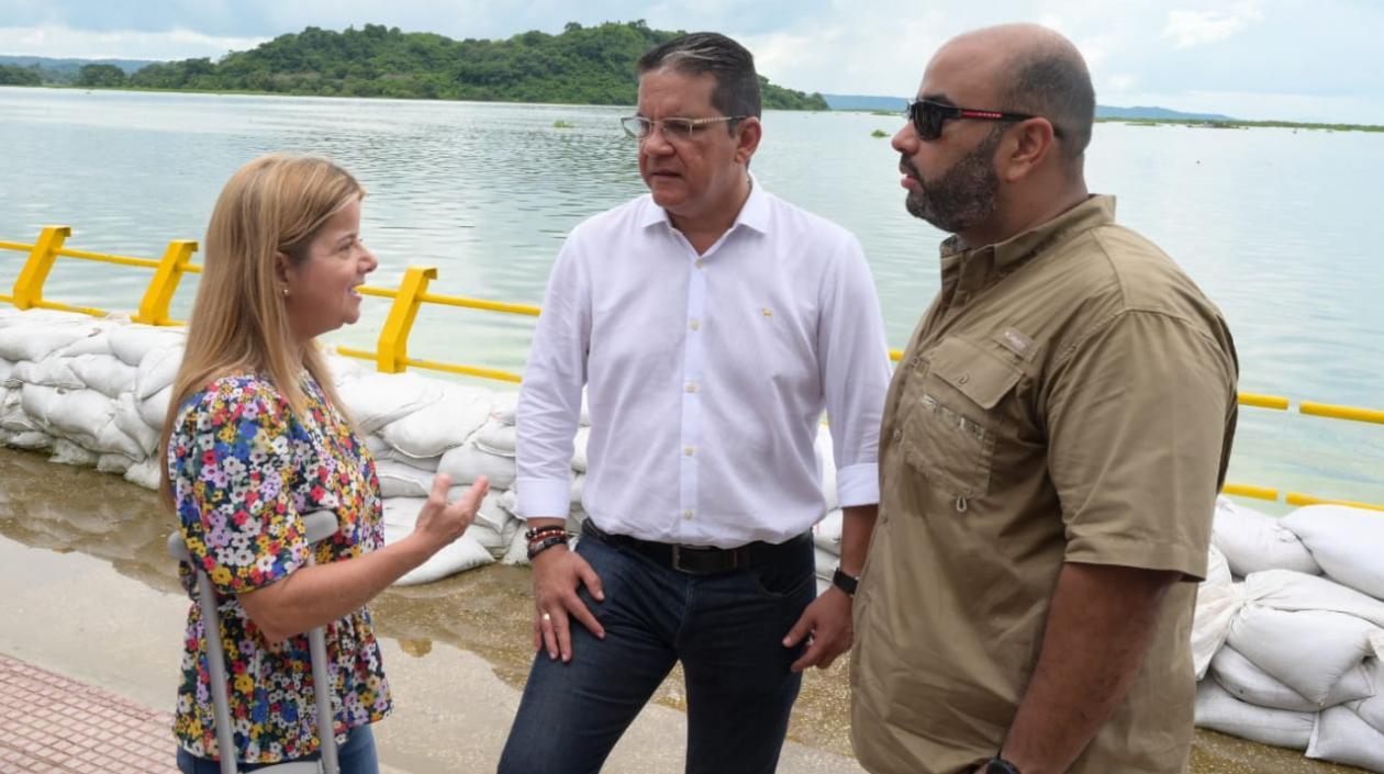 La gobernadora Elsa Noguera, el alcalde de Sabanalarga, Jorge Manotas, y el director de la CRA, Jesús León.