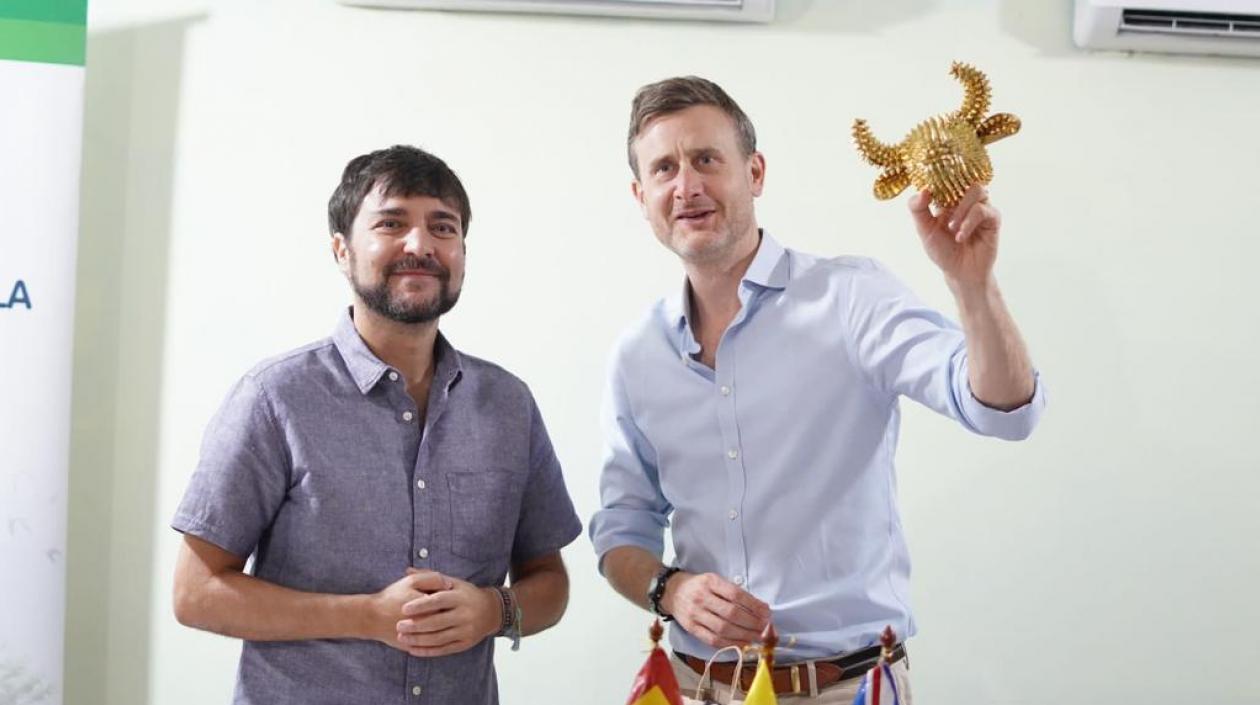 El Alcalde Jaime Pumarejo y el Embajador George Hodgson.