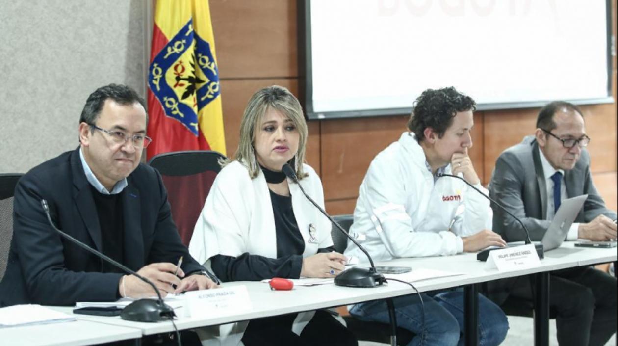 El ministro del Interior, Alfonso Prada, y la alcaldesa mayor de Bogotá (e), Edna Bonilla, en la reunión la noche del jueves.