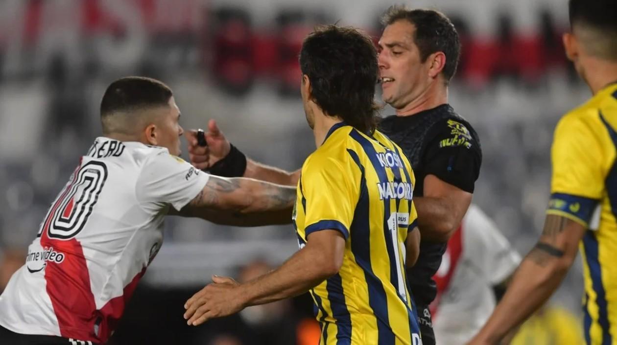 Juan Fernando Quintero empujó a un árbitro. 