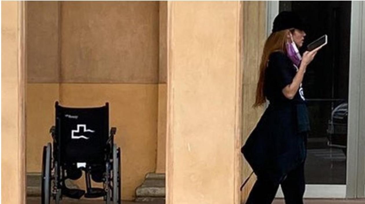 Shakira captada en el centro médico en donde permanece su padre.