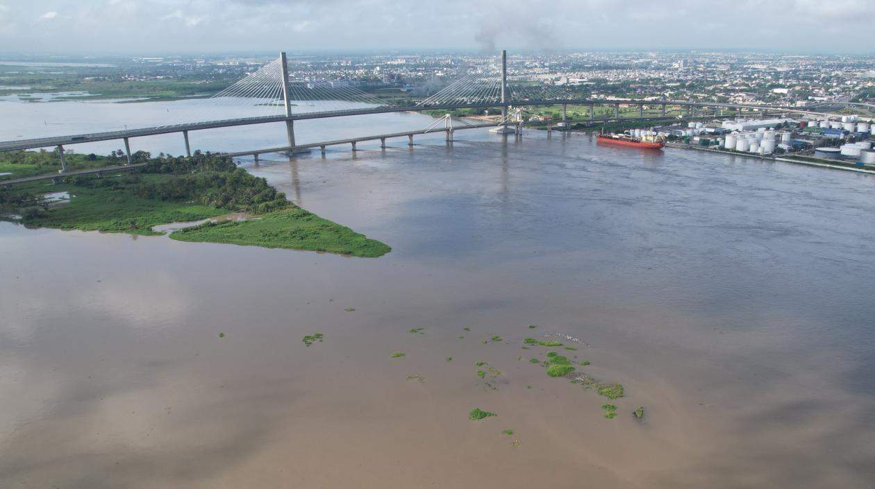 Los promontorios de la 'Isla Pechuga' afloran delante de la Rondón, que se está desintegrando.