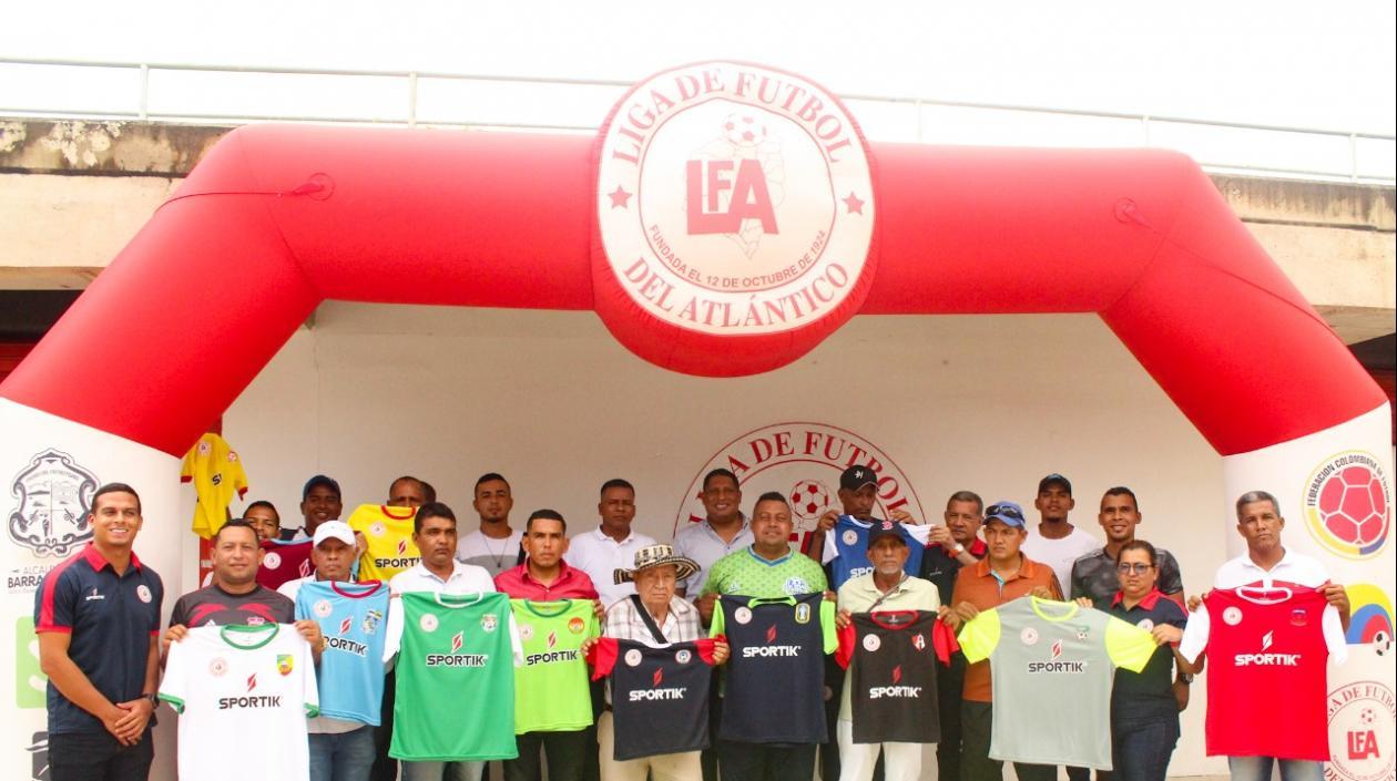 Representantes de los equipos participantes. 