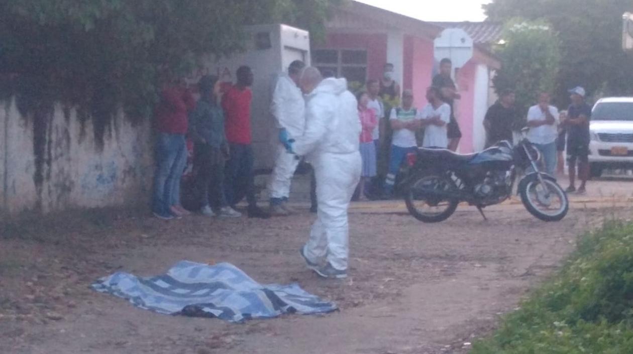 La Policía acordonó la zona para proceder con el levantamiento del cadáver.