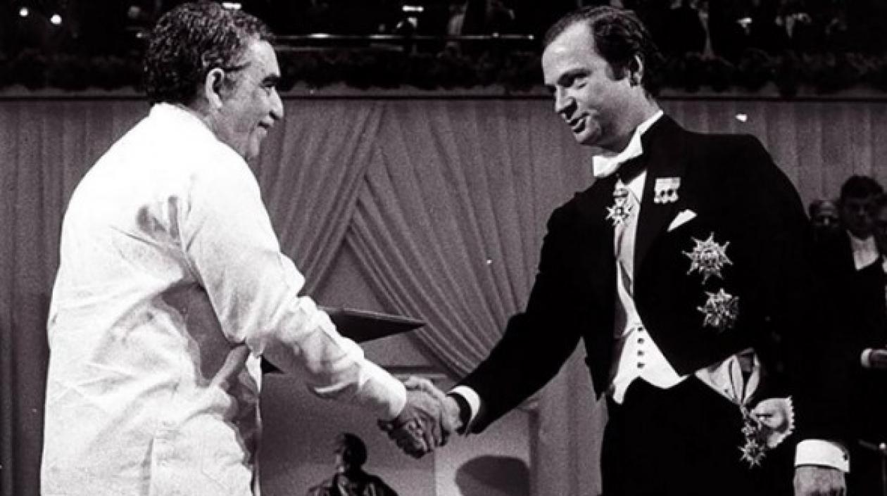 Gabriel García Márquez recibe el Nobel de Literatura de manos del rey Carlos Gustavo de Suecia.