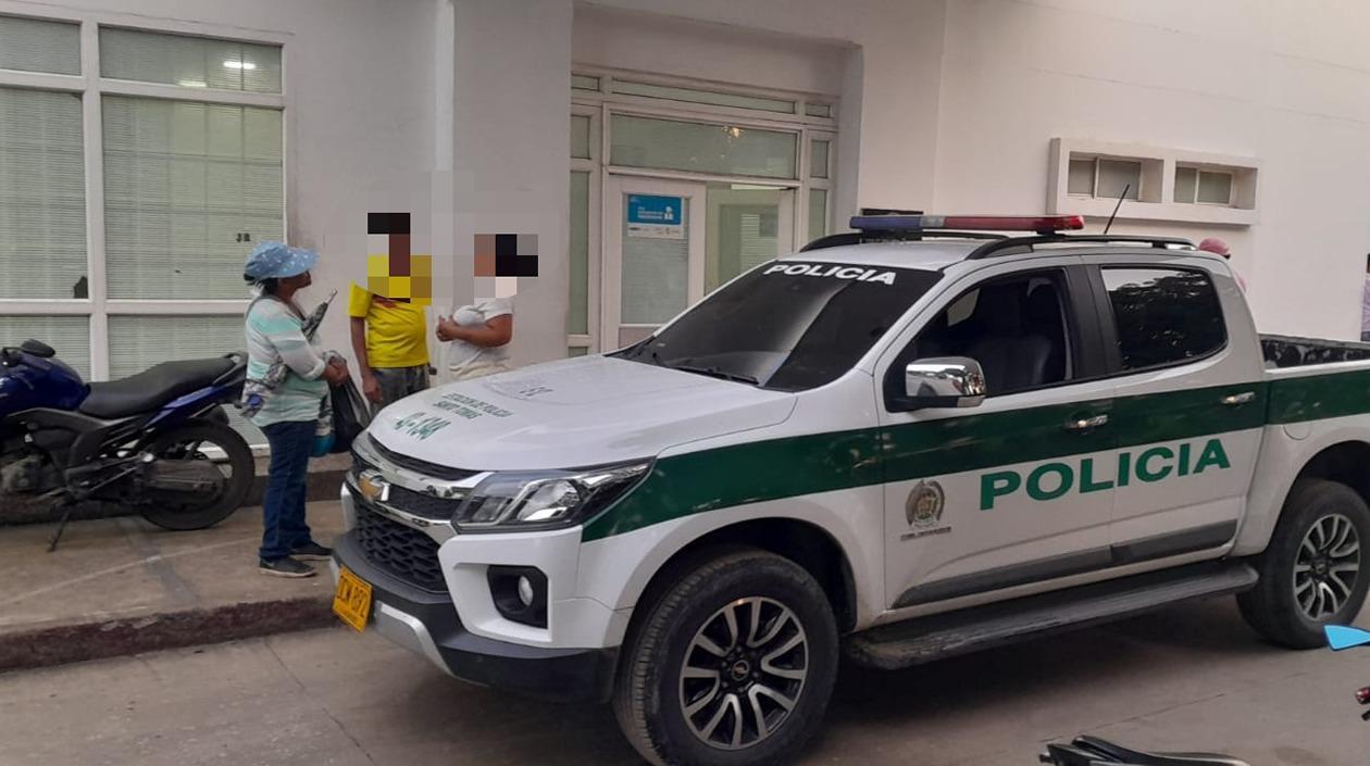 La Policía en el Hospital de Santo Tomás, donde se confirmó la muerte de la mujer. 