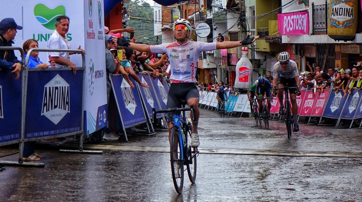 Aldemar Reyes se impone en la meta. 