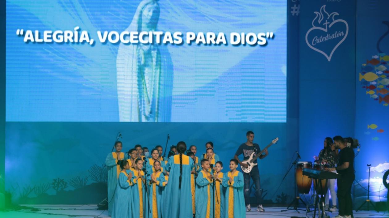 Uno de los grupos que se presentó en el Salón Jumbo.