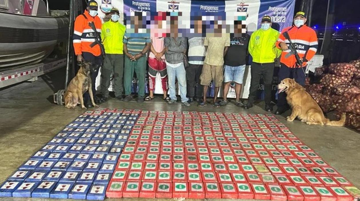 Cocaína incautada y los capturados.