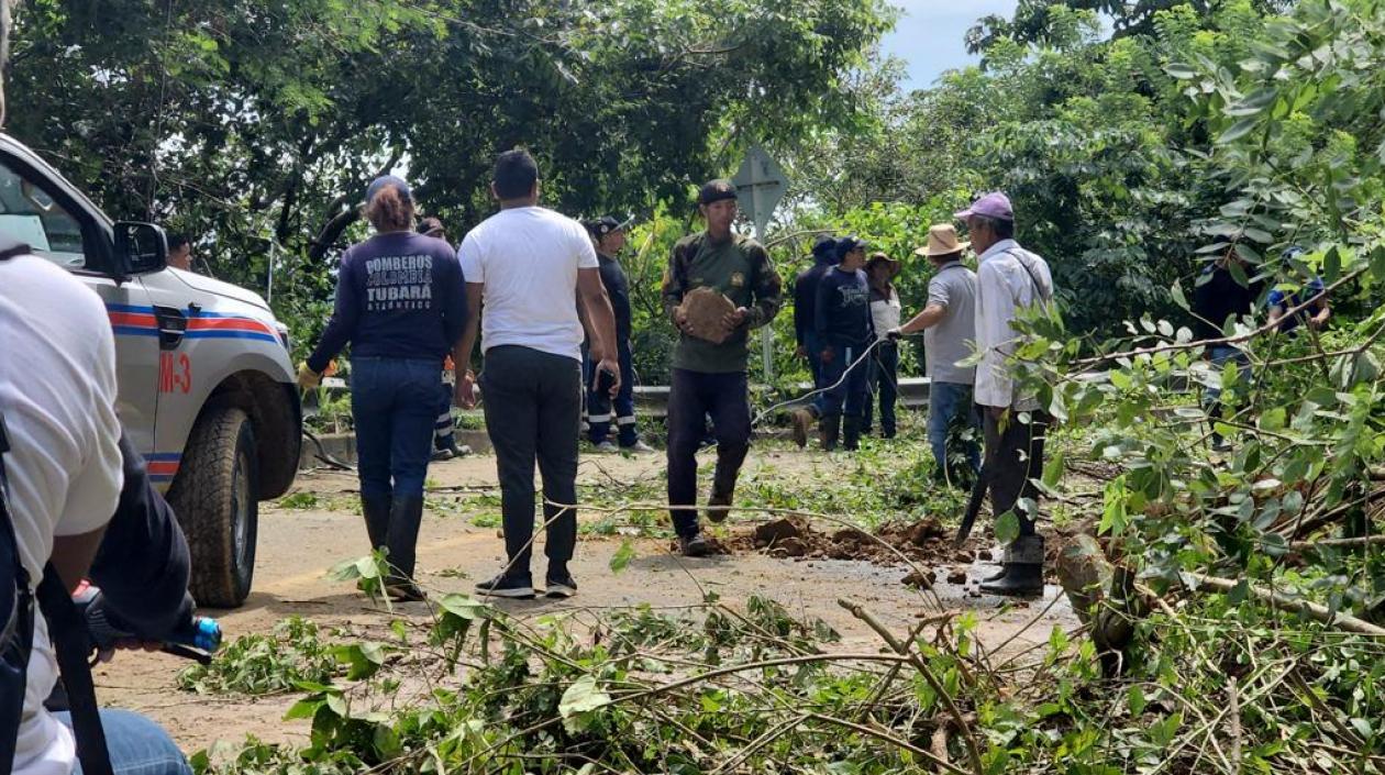 Los bomberos apoyan la atención de las emergencias.