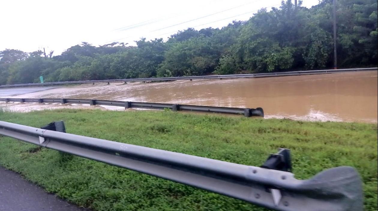 Inundación sobre la Vía al Mar.