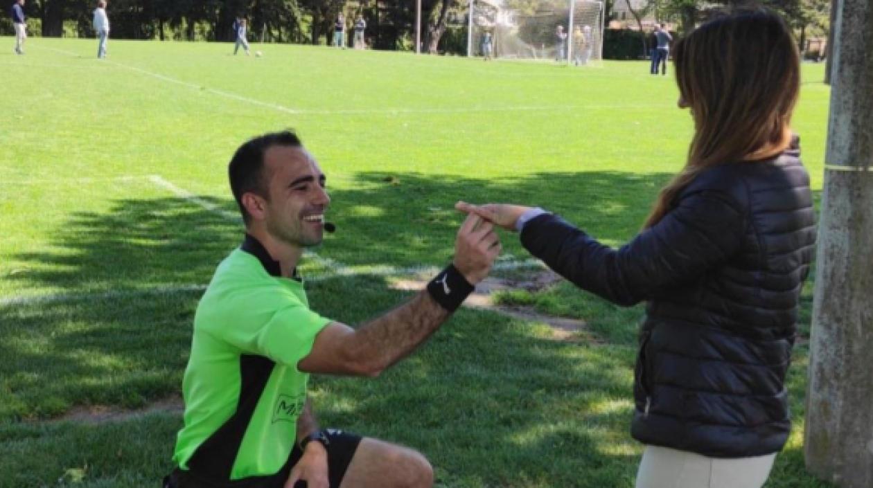 José Luis Rivero le pide matrimonio a su novia. 