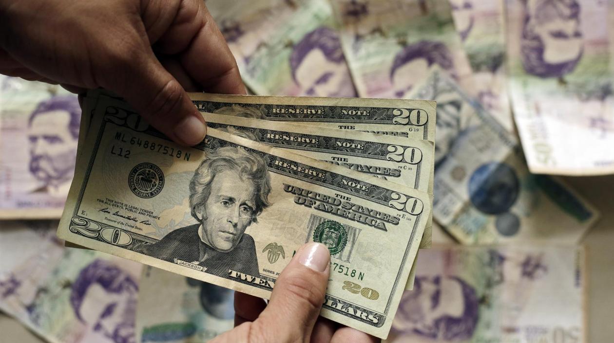 Durante la jornada de este lunes, la divisa alcanzó a cotizarse en 4.999 pesos.