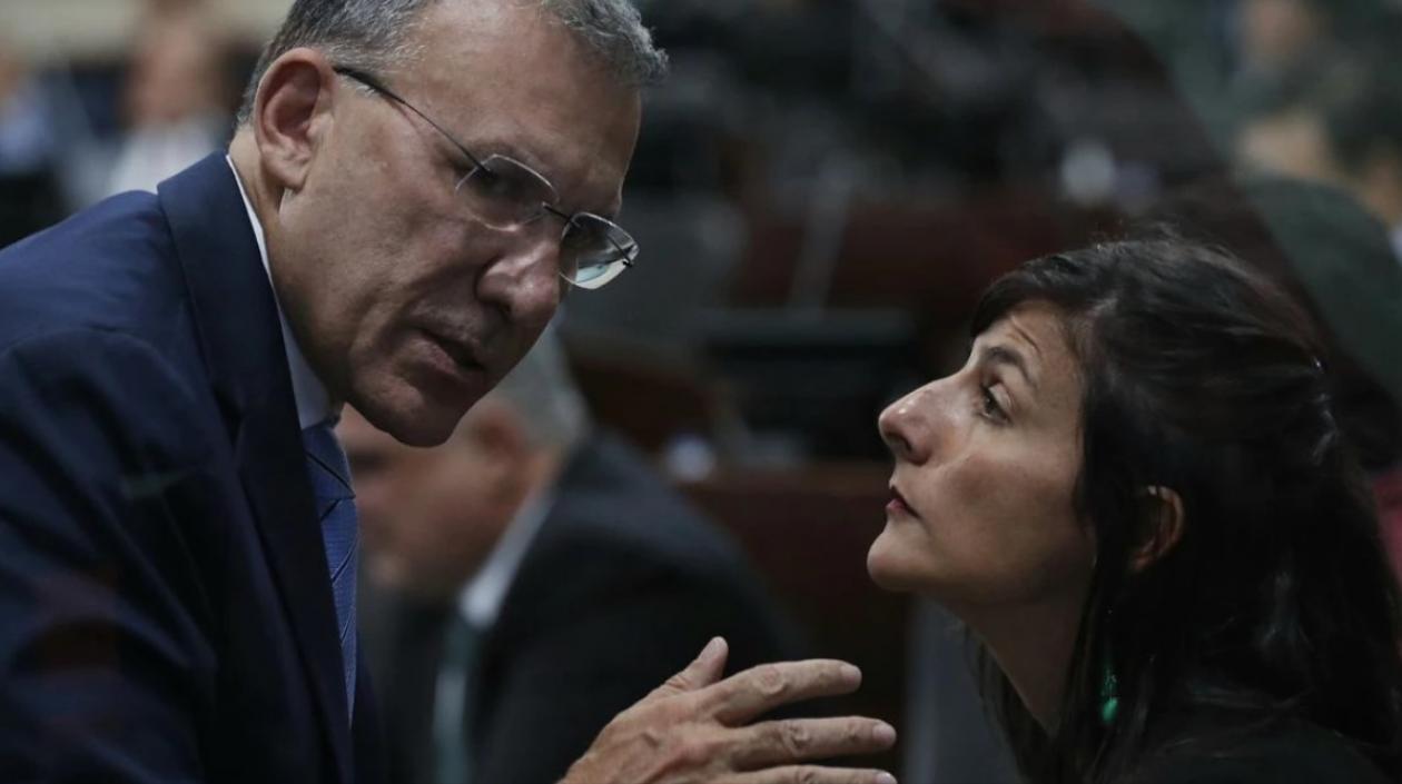 El senador Roy Barreras junto a la ministra Irene Vélez.
