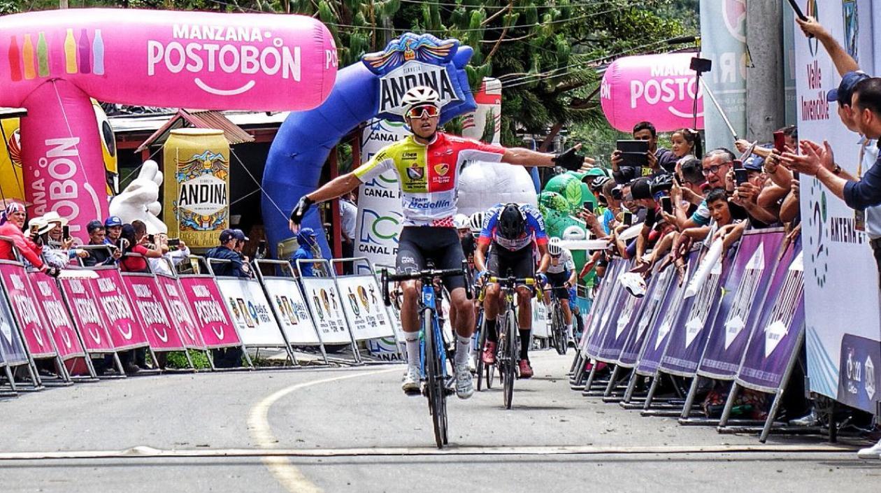 Aldemar Reyes se impone en la meta. 