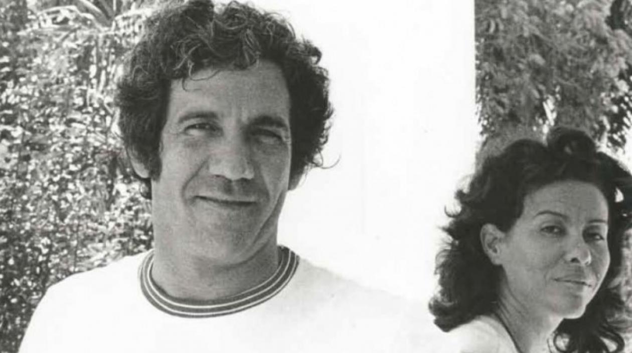 Álvaro Cepeda Samudio, el gran homenajeado en el encuentro de escritores en Ciénaga. A su lado, Tita Cepeda, una de las invitadas.