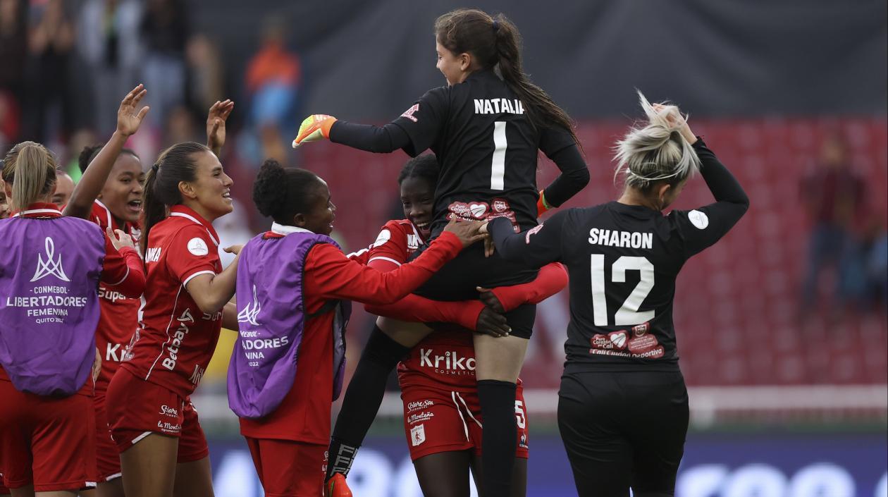 Natalia Giraldo, arquera del América, celebra tras la clasificación. 