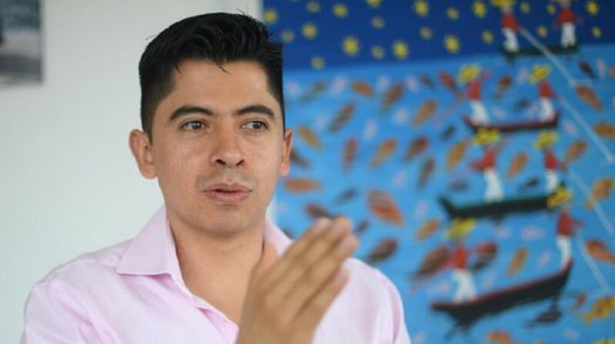 Ariel Ávila, senador. 