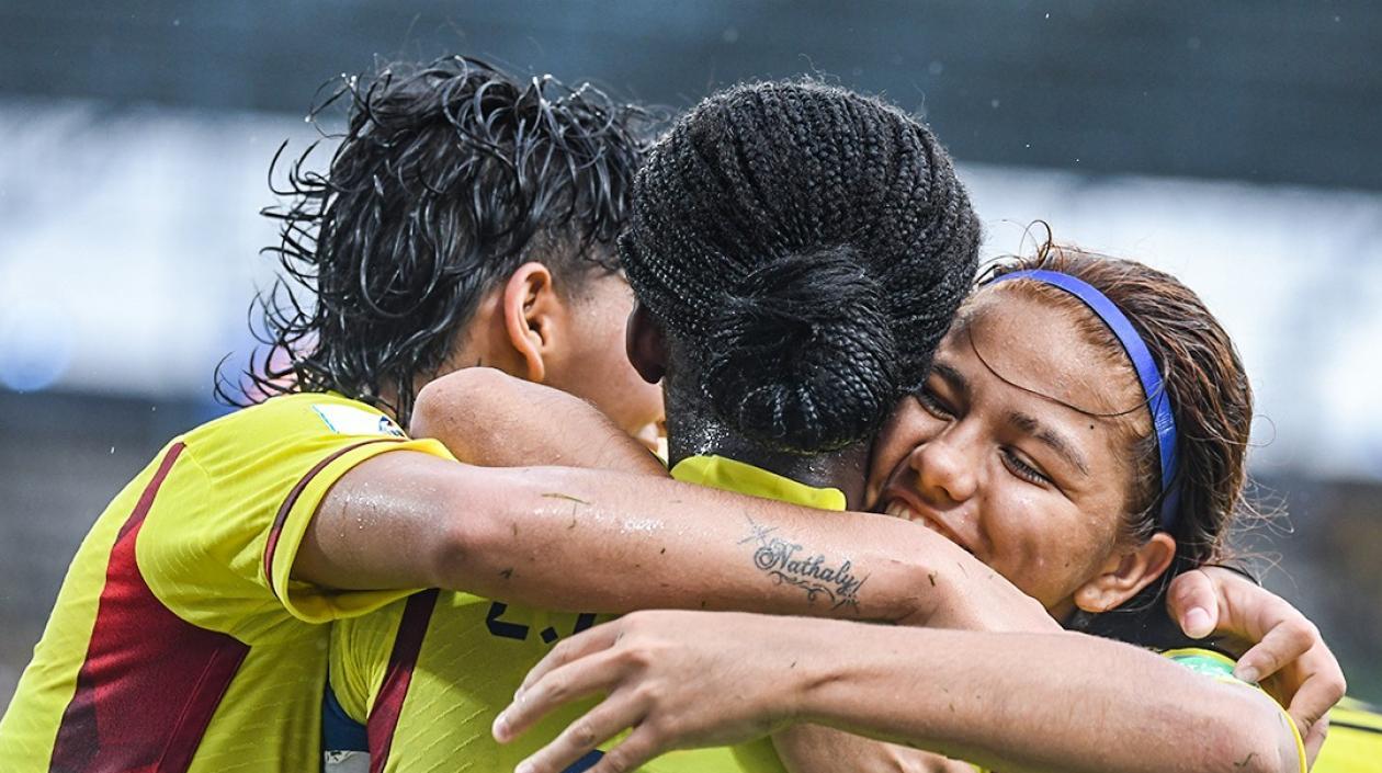 Linda Caicedo festeja con Yésica Muñoz y Gabriela Rodríguez. 
