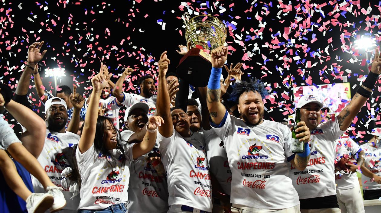 Peloteros de Caimanes celebran el título de la temporada 2021-2022. 