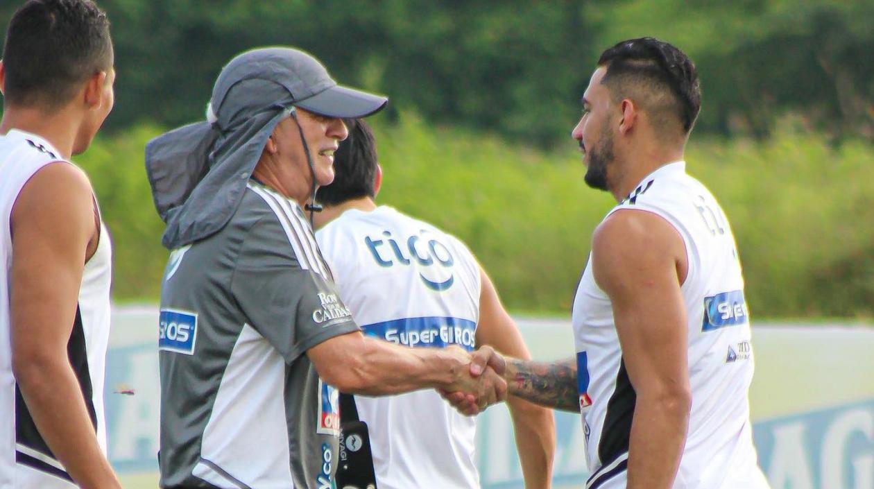 Julio Comesaña saluda a Yeison Gordillo. 