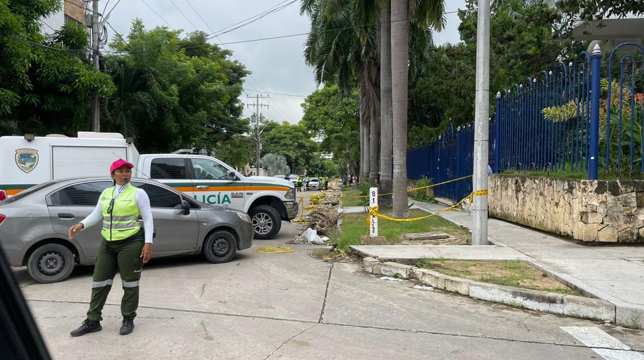 La Policía de Tránsito y Transporte llegó el lugar para realizar la inspección del cuerpo. 