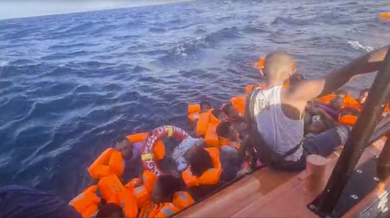 Pasajeros que naufragaban en el barco. 