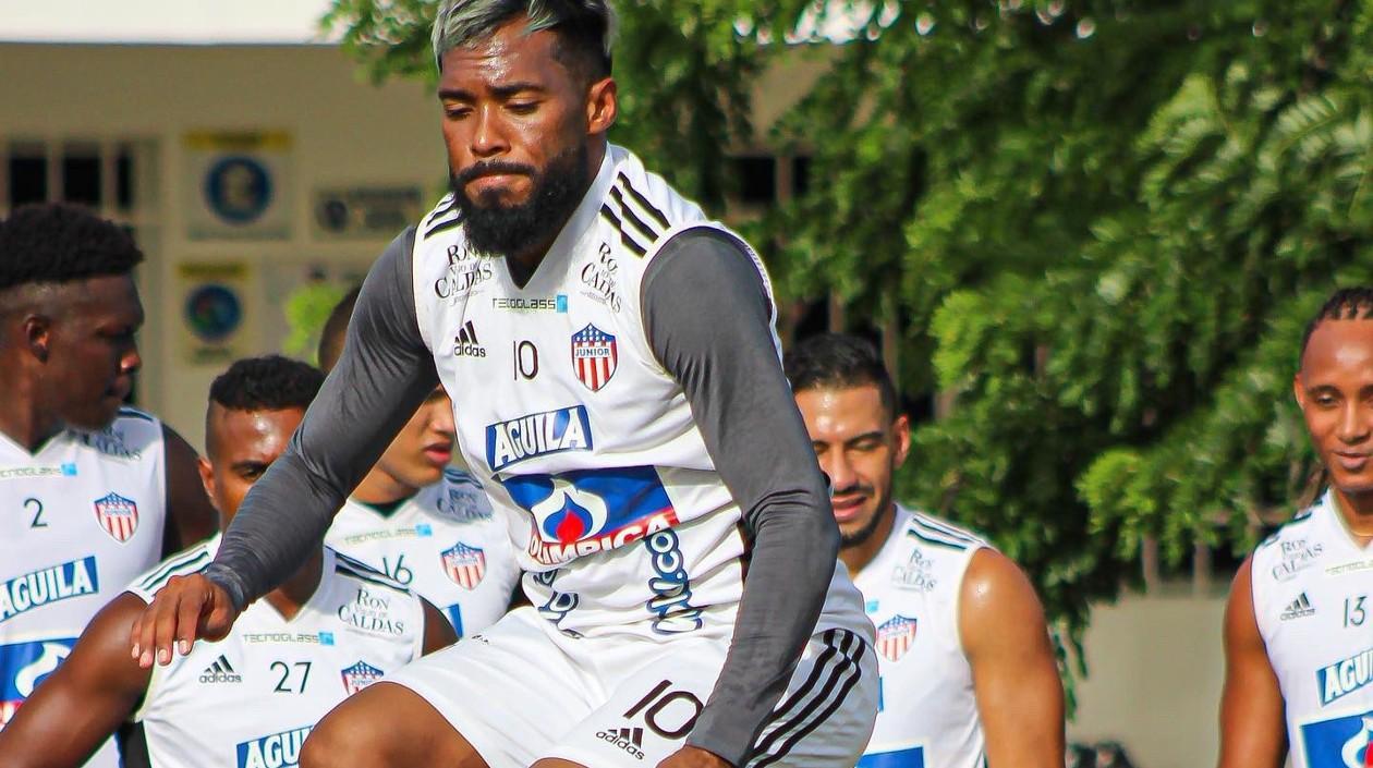 Luis Gonzáles en un entrenamiento con sus compañeros de Junior. 